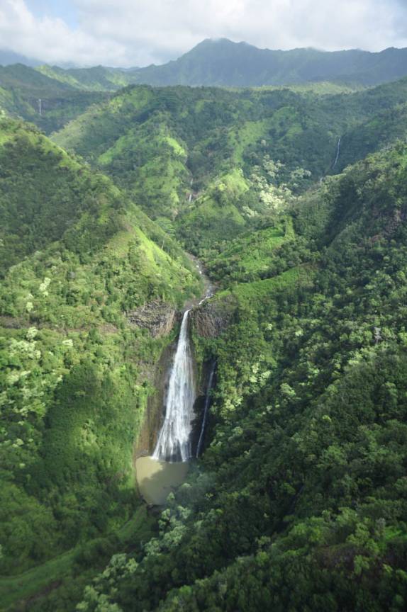 São dezenas de cachoeiras que avistamos durante o sobrevoo de Kauai, no Havaí
